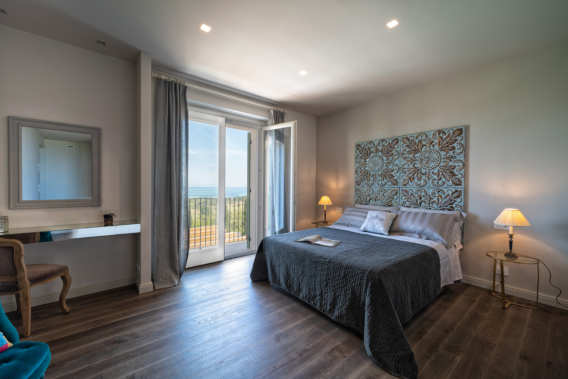 Double-bedroom-6_Villa-Olivo_Photo-credit_Davide-Bischeri.jpg